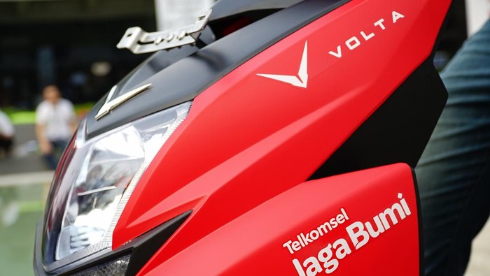 Telkomsel berkolaborasi dengan Volta menghadirkan program bundling sewa motor listrik, di mana pelanggan akan mendapatkan kuota data mulai dari 800 MB hingga 2 GB sebagai upaya mendukung pengurangan emisi karbon di Indonesia. Informasi lengkap mengenai program kolaborasi ini dapat diakses melalui voltaindonesia.com/telkomsel-bundling.