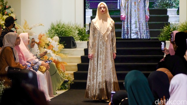 Si.Se.Sa menghadirkan koleksi busana untuk hari raya Idul Fitri 2023, di Jakarta, Kamis (16/3/2023). Si.Se.Sa. menawarkan deretan dresss syari nuanasa pastel dengan bahan sifon dan organza. Foto: Andhika Prasetia/Detikcom.