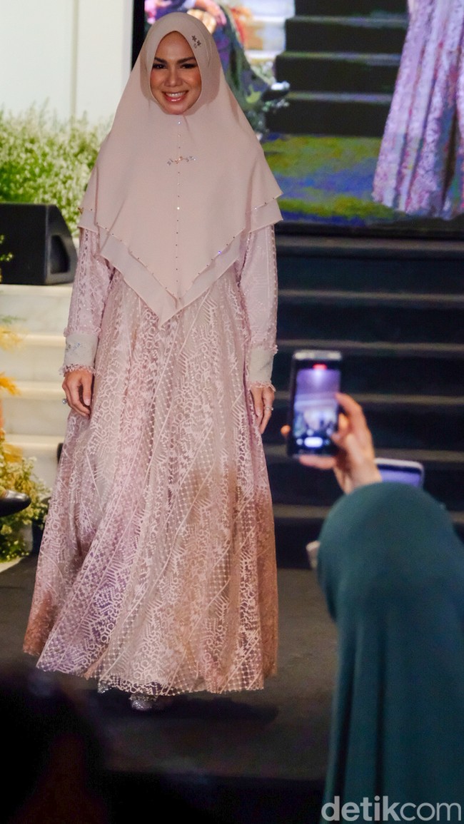 Si.Se.Sa menghadirkan koleksi busana untuk hari raya Idul Fitri 2023, di Jakarta, Kamis (16/3/2023). Si.Se.Sa. menawarkan deretan dresss syari nuanasa pastel dengan bahan sifon dan organza. Foto: Andhika Prasetia/Detikcom.