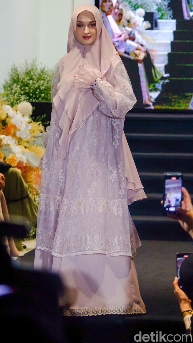 Si.Se.Sa menghadirkan koleksi busana untuk hari raya Idul Fitri 2023, di Jakarta, Kamis (16/3/2023). Si.Se.Sa. menawarkan deretan dresss syari nuanasa pastel dengan bahan sifon dan organza. Foto: Andhika Prasetia/Detikcom.