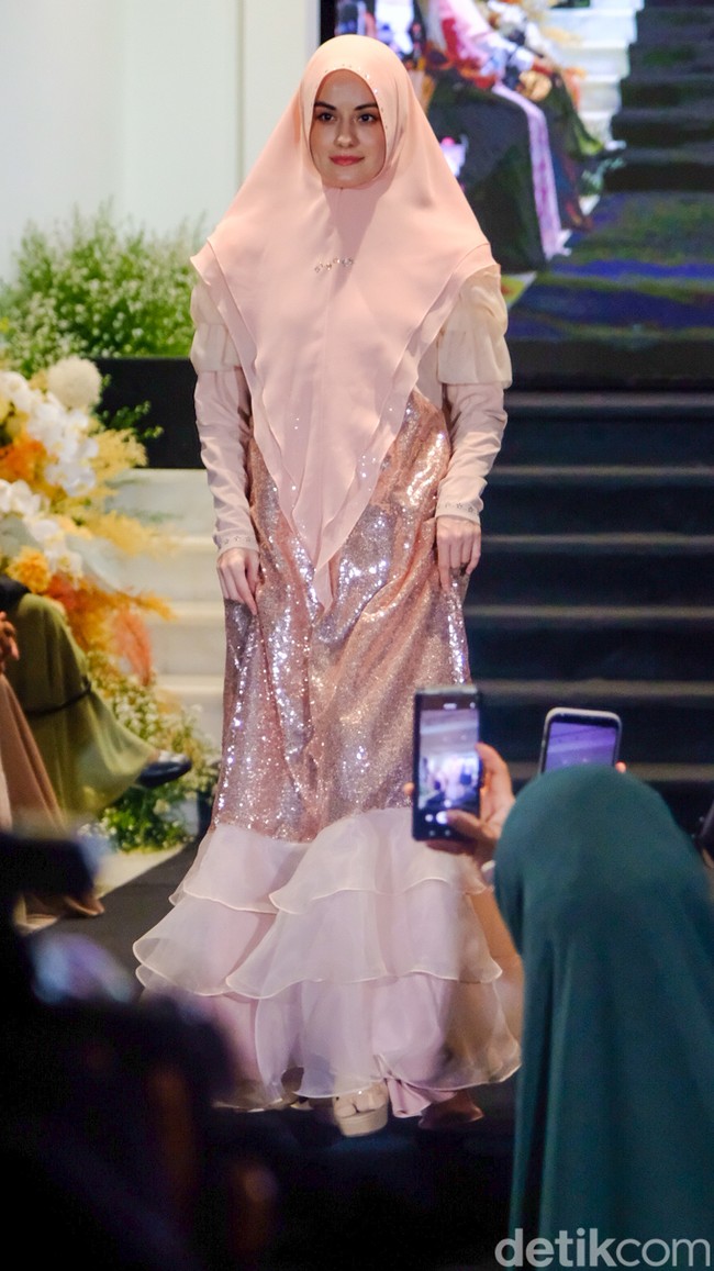 Si.Se.Sa menghadirkan koleksi busana untuk hari raya Idul Fitri 2023, di Jakarta, Kamis (16/3/2023). Si.Se.Sa. menawarkan deretan dresss syari nuanasa pastel dengan bahan sifon dan organza. Foto: Andhika Prasetia/Detikcom.