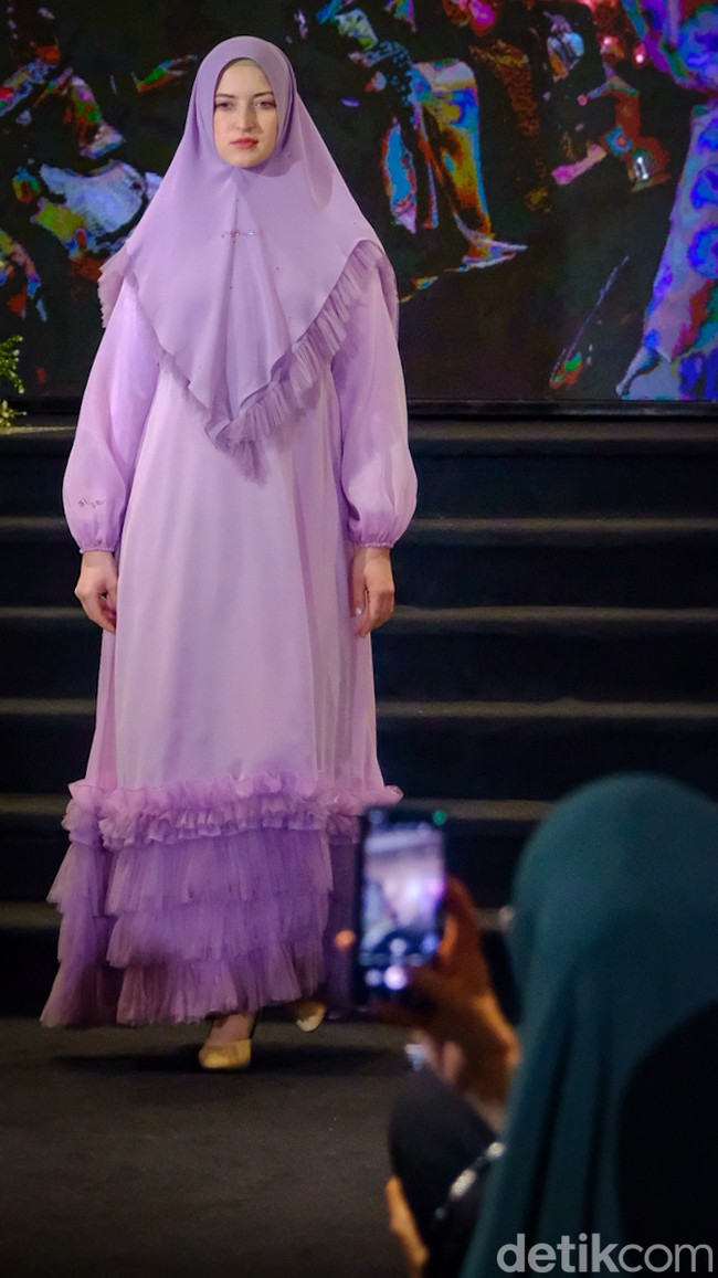 Si.Se.Sa menghadirkan koleksi busana untuk hari raya Idul Fitri 2023, di Jakarta, Kamis (16/3/2023). Si.Se.Sa. menawarkan deretan dresss syari nuanasa pastel dengan bahan sifon dan organza. Foto: Andhika Prasetia/Detikcom.