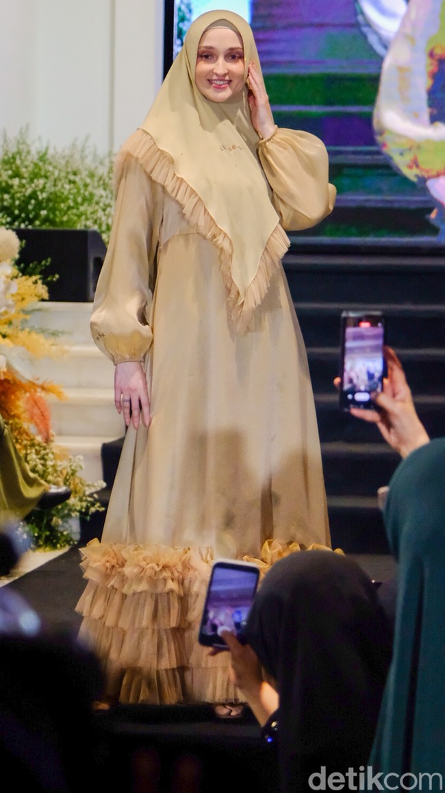 Si.Se.Sa menghadirkan koleksi busana untuk hari raya Idul Fitri 2023, di Jakarta, Kamis (16/3/2023). Si.Se.Sa. menawarkan deretan dresss syari nuanasa pastel dengan bahan sifon dan organza. Foto: Andhika Prasetia/Detikcom.
