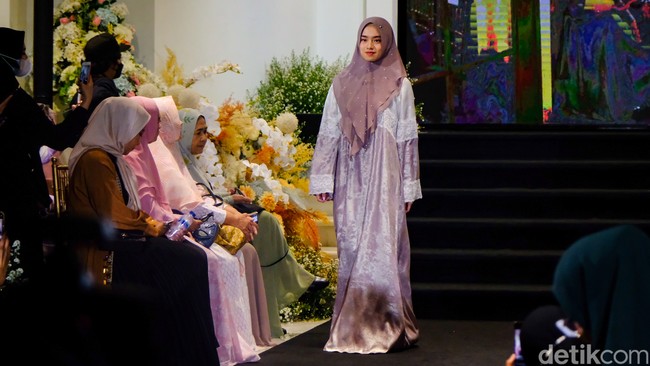 Si.Se.Sa menghadirkan koleksi busana untuk hari raya Idul Fitri 2023, di Jakarta, Kamis (16/3/2023). Si.Se.Sa. menawarkan deretan dresss syari nuanasa pastel dengan bahan sifon dan organza. Foto: Andhika Prasetia/ Detikcom