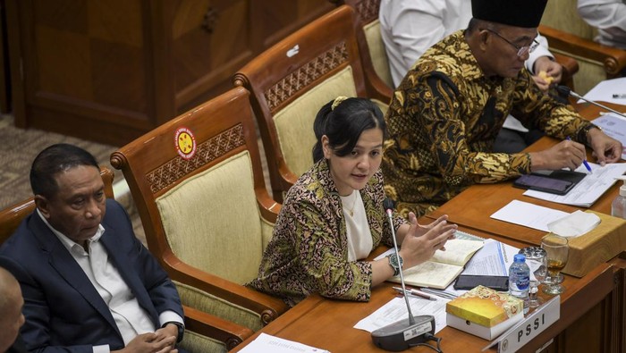 Ketua Umum Persatuan Bola Basket Seluruh Indonesia (Perbasi) Danny Kosasih (kanan) bersama Sekjen Perbasi Nirmala Dewi (tengah) dan pemain naturalisasi Timnas Basket Indonesia Jerome Anthony Beane Jr (kiri) mengikuti rapat kerja dengan Komisi III DPR di Kompleks Parlemen, Senayan, Jakarta, Senin (20/3/2023). Dalam rapat tersebut pimpinan dan anggota Komisi III DPR menyetujui tiga pemain naturalisasi pemain sepak bola Timnas Indonesia U-20 yang diajukan PSSI yaitu Justin Hubner, Ivar Jenner, Rafael Struick serta pemain bola basket Timnas Indonesia Jerome Anthony Beane Jr yang diajukan Perbasi untuk menjadi Warga Negara Indonesia (WNI). ANTARA FOTO/Galih Pradipta/nym.