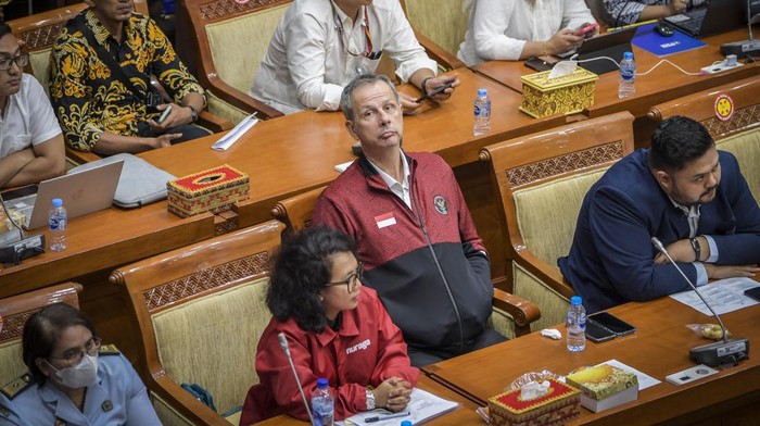 Ketua Umum Persatuan Bola Basket Seluruh Indonesia (Perbasi) Danny Kosasih (kanan) bersama Sekjen Perbasi Nirmala Dewi (tengah) dan pemain naturalisasi Timnas Basket Indonesia Jerome Anthony Beane Jr (kiri) mengikuti rapat kerja dengan Komisi III DPR di Kompleks Parlemen, Senayan, Jakarta, Senin (20/3/2023). Dalam rapat tersebut pimpinan dan anggota Komisi III DPR menyetujui tiga pemain naturalisasi pemain sepak bola Timnas Indonesia U-20 yang diajukan PSSI yaitu Justin Hubner, Ivar Jenner, Rafael Struick serta pemain bola basket Timnas Indonesia Jerome Anthony Beane Jr yang diajukan Perbasi untuk menjadi Warga Negara Indonesia (WNI). ANTARA FOTO/Galih Pradipta/nym.