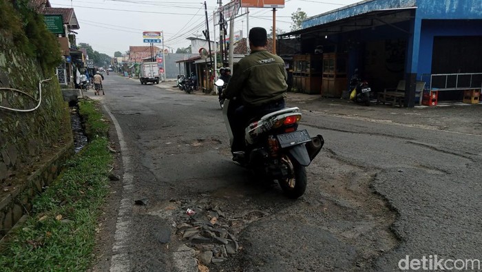 Kondisi jalan rusak di Kampung Ciseuti, Desa Jalancagak, Kecamatan Jalancagak, Subang.