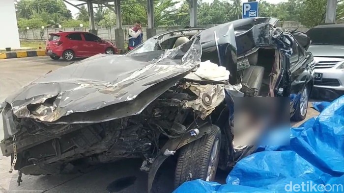 Kondisi sedan maut yang menewaskan Syabda Perkasa dievakuasi ke exit Tol Pemalang, Senin (20/3/2023).