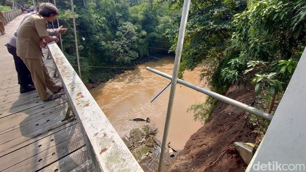 Kondisi talut Jembatan Duwet yang ambrol di Kulon Progo, DIY, Senin (20/3/2023).
