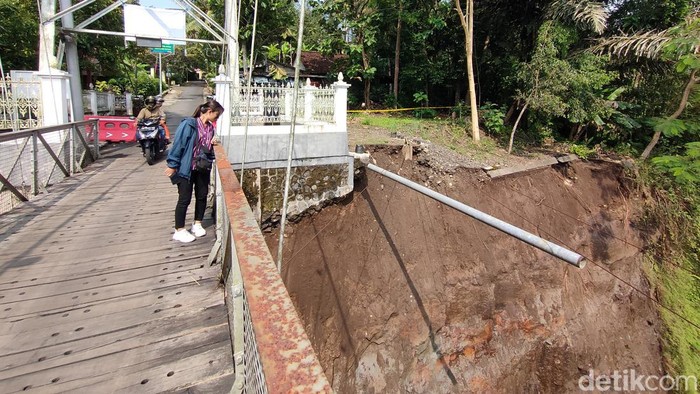 Kondisi talut Jembatan Duwet yang ambrol di Kulon Progo, DIY, Senin (20/3/2023).