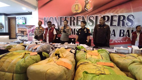 Konferensi pers penangkapan dua orang pengepul pakaian bekas di Mapolda Bali, Senin (20/3/2023). Dari penangkapan tersebut, polisi menyita sebanyak 117 karung (bal) pakaian bekas senilai Rp 1,17 miliar.