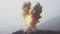 Penembakkan rudal balistik ini merespons Korea Selatan dan Amerika Serikat yang menggelar latihan militer bersama. KCNA/AP Photo  