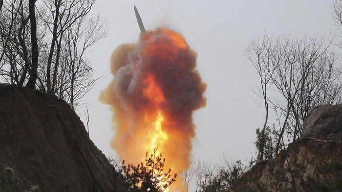 Korut Kembali Tembakkan Rudal, Keempat Kalinya Dalam Seminggu! This photo provided by the North Korean government shows what it says is a ballistic missile in North Pyongan Province, North Korea, on March 19, 2023. North Korea says its ballistic missile launch over the weekend simulated a nuclear attack against South Korea. Independent journalists were not given access to cover the event depicted in this image distributed by the North Korean government. The content of this image is as provided and cannot be independently verified. Korean language watermark on image as provided by source reads: