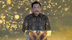 Luhut Kenang Awal Mula COVID-19 Masuk RI: Obat Terbatas-Banyak Nakes Gugur