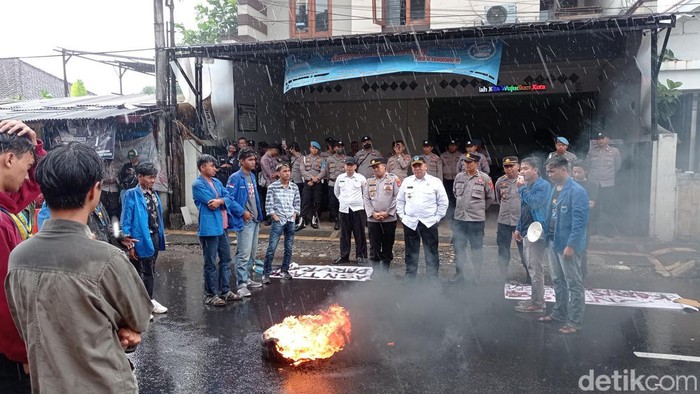 Mahasiswa Tasikmalaya berdemo imbas kasus pejabat gunakan narkoba, Senin (20/3/2023).