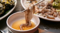 Pernah melihat tentakel gurita yang hidup? Teksturnya yang kenyal dan suka menempel ternyata bisa disantap sebagai sushi yang segar dan populer disajikan di Korea Selatan. Foto: Mashed