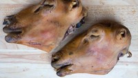 Tampak ekstrem, tetapi kepala kambing ternyata populer disajikan di Islandia. Semua turin yang datang akan direkomendasikan untuk mencicipi hotdog kepala kambing ini. Foto: Mashed