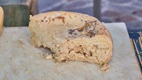 Jika biasanya makanan akan disajikan dalam kondisi segar, berbeda dengan keju jenis casu marzu. Keju ini dikenal juga sebagai keju belatung karena proses fermentasinya membuat belatung hidup di dalamnya. Foto: Mashed