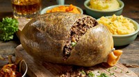 Makanan tradisional dari Skotlandia bernama haggis menjadi yang paling direkomendasikan untuk para turis. Makanan ini terbuat dari kantong perut domba yang diisi cincangan jeroan. Foto: Mashed