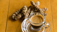 Bukan baru dipetik, kopi luwak merupakan jenis kopi yang difermentasi pada pencernaan hewan luwak. Setidaknya kamu harus mencicipi seduhannya sekali dalam seumur hidup. Foto: Mashed