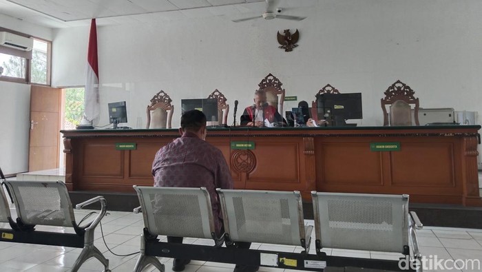 Mantan Bupati Cirebon saat menjalani sidang dakwaan kasus gratifikasi di Pengadilan Tipikor Bandung, Jalan LLRE Martadinata, Kota Bandung, Senin (20/3/2023).