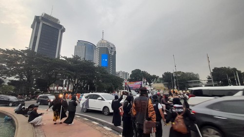 Massa demo tolak Timnas Israel U-20 bubarkan diri dari kawasan Patung Kuda (Ilham-detikcom)