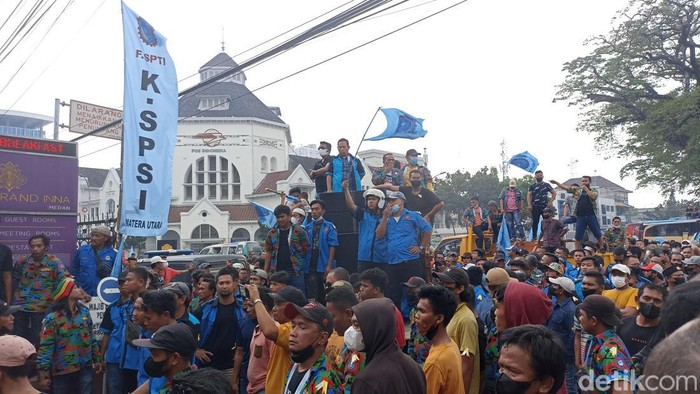 Massa DPD FSPTI-KSPSI Sumut versi Timbul Limbong melakukan aksi di depan Hotel Grand Inna Medan. (Anggie Syahdina Fitri/detikSumut)
