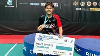 Kemudian di tahun yang sama atau pada ajang Malaysia International 2022, Syabda Perkasa Belawa menjadi kampiun usai menumbangkan tunggal putra China, Lei Lanxi, dengan skor 21-17 dan 21-18. (Dok. Instagram/syabdaperkasa)