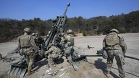 Disaat yang sama, Korea Utara meluncurkan rudal balistik jarak pendek ke arah laut sebagai tanggapan atas latihan militer AS-Korea Selatan yang dipandang sebagai latihan invasi. Uji coba rudal Korut yang terus berlanjut menunjukkan tekadnya untuk tidak mundur meskipun ada latihan AS-Korsel, yang terbesar dalam beberapa tahun. Tetapi banyak ahli mengatakan uji coba rudal juga merupakan bagian dari tujuan Korea Utara yang lebih besar untuk memperluas persenjataannya.