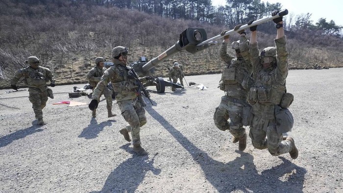 Mengintip Latihan Militer AS di Dekat Perbatasan Korea Utara U.S. Army soldiers work on a M777 howitzer during a joint military drill between South Korea and the United States at Rodriguez Live Fire Complex in Pocheon, South Korea, Sunday, March 19, 2023. North Korea launched a short-range ballistic missile toward the sea on Sunday, its neighbors said, ramping up testing activities in response to U.S.-South Korean military drills that it views as an invasion rehearsal. (AP Photo/Ahn Young-joon)