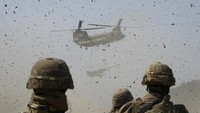 Helikopter CH-47 Chinook Angkatan Darat A.S. mengangkut howitzer M777 selama latihan militer. Utusan utama nuklir dari Korea Selatan, Jepang dan AS membahas peluncuran melalui telepon dan mengecam keras itu sebagai provokasi dan ancaman terhadap perdamaian di Semenanjung Korea dan di wilayah tersebut. Mereka sepakat untuk memperkuat koordinasi dan mengeluarkan tanggapan internasional yang tegas, menurut Kementerian Luar Negeri Seoul.