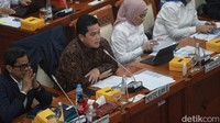 Menteri BUMN Erick Thohir (tengah), Dirut PT Pertamina Nicke Widyawati (kanan) dan Wakil Menteri BUMN I Pahala Nugraha Mansury (kiri) menghadiri Rapat Kerja dengan Komisi VI DPR RI di Gedung Parlemen, Jakarta, Senin (20/3/23).