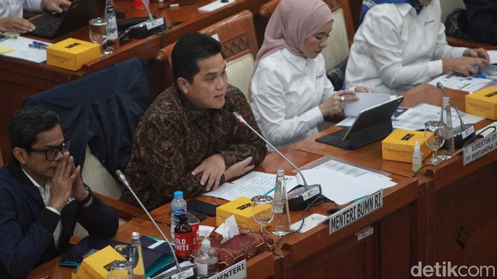 Menteri BUMN-Komisi VI Bahas Penanganan Depo Plumpang Menteri BUMN Erick Thohir menghadiir rapat dengar pendapat (RDP) dengan Komisi VI DPR. Rapat membahas evaluasi penanganan Depo Plumpang.