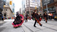 Parade Hari St. Patrick tahunan ke-34 Toronto bergulir di jalan-jalan di pusat kota.
