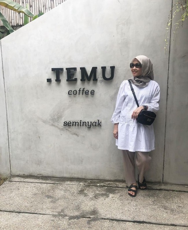 Itu kan karyawan aku, pada saat itu lagi ngomongin kerjaan. Aku lagi nunjukin itu nih kan kita mau bikin logo tuh buat kerjaan, nah di Jepang itu ada contohnya jadi aku mau nunjukin itu nih contohnya kayak gini, ungkap Raffi Ahmad dalam tayangan FYP, Selasa (21/3/2023). Foto: Instagram/mimibayuh