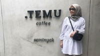 Pada sela-sela waktunya, Mimi Bayuh hobi mengunjungi kafe. Salah satunya kafe bernama Titik Temu yang ada di Seminyak, Bali. Foto: Instagram/mimibayuh