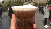 Mimi Bayuh menjadi salah satu tim RANS yang diboyong untuk mengunjungi Universal Studio. Di sana dirinya memesan minuman ala film Harry Potter. Foto: Instagram/mimibayuh