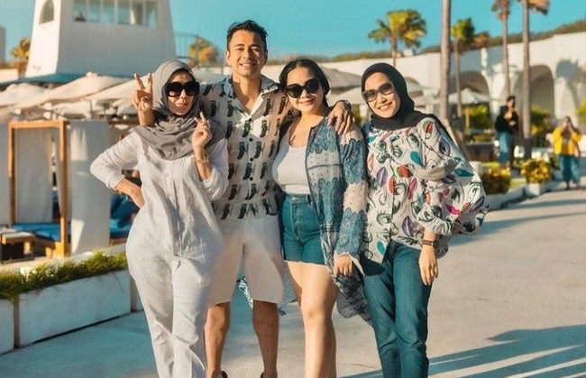 Mimi Bayuh juga pernah beberapa kali ikut berlibur bersama Raffi Ahmad dan keluarga. Seperti dalam foto ini ketika mereka tengah asyik berlibur bersama. Foto: Instagram/mimibayuh