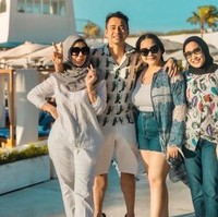 Mimi Bayuh juga pernah beberapa kali ikut berlibur bersama Raffi Ahmad dan keluarga. Seperti dalam foto ini ketika mereka tengah asyik berlibur bersama. Foto: Instagram/mimibayuh