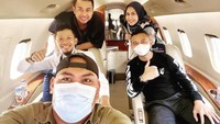 Pergi bersama Raffi Ahmad, Mimi Bayuh terlihat ada pada satu private jet yang sama. Penerbangan khusus itu dilengkapi dengan beberapa minuman yang menyegarkan. Foto: Instagram/mimibayuh