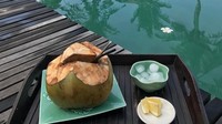 Saat ikut pergi ke Bali, Mimi Bayuh juga menyempatkan diri untuk bersantai di pinggir kolam renang. Tak lupa dirinya memesan es kelapa dengan buah kelapa utuhnya. Foto: Instagram/mimibayuh