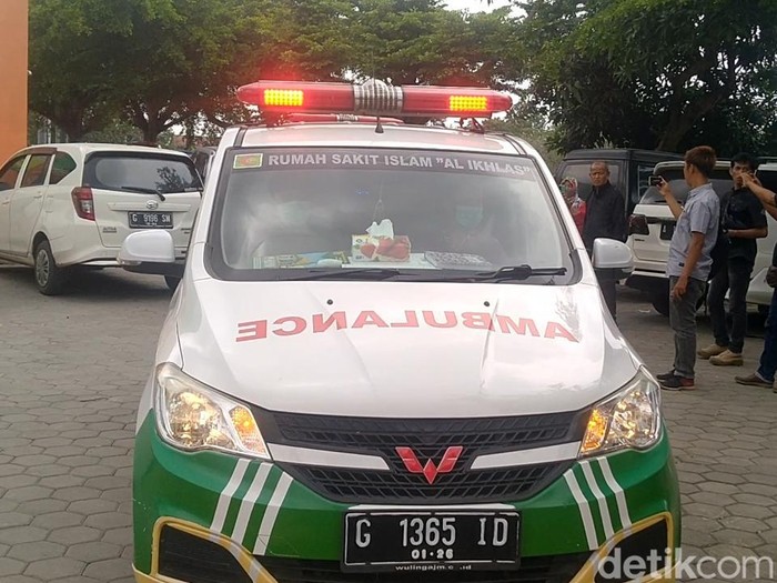 Mobil ambulans pengantar jenazah Syabda Perkasa Belawa dan ibunya berangkat dari Pemalang menuju Sragen, Senin (20/3/2023) siang.