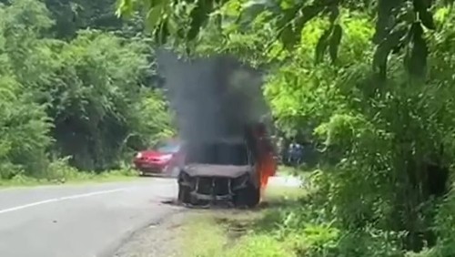 Tangkapan layar mobil yang terbakar di jalan Pola Mata Maluk-KSB, Sumbawa Barat, NTB.