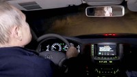 Putin (kiri) menyetir mobil dengan didampingi Wakil Perdana Menteri Rusia Marat Khusnullin (kanan). Kremlin.ru/Handout via Reuters.