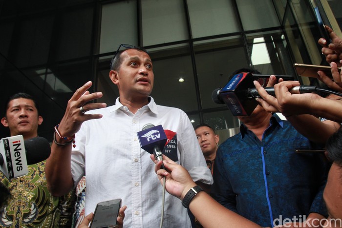 Wamenkumham Eddy Omar Syarif Hiariej berbicara kepada wartawan usai diperiksa KPK soal aduan gratifikasi senilai Rp 7 miliar yang dilayangkan oleh IPW.