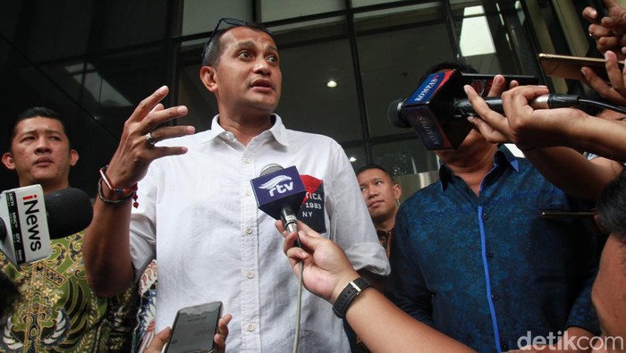 Wamenkumham Eddy Omar Syarif Hiariej berbicara kepada wartawan usai diperiksa KPK soal aduan gratifikasi senilai Rp 7 miliar yang dilayangkan oleh IPW.