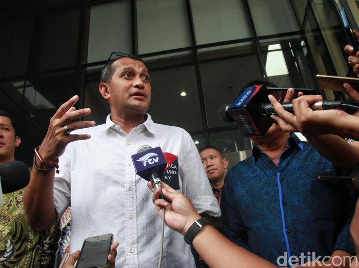 Wamenkumham Eddy Omar Syarif Hiariej berbicara kepada wartawan usai diperiksa KPK soal aduan gratifikasi senilai Rp 7 miliar yang dilayangkan oleh IPW.