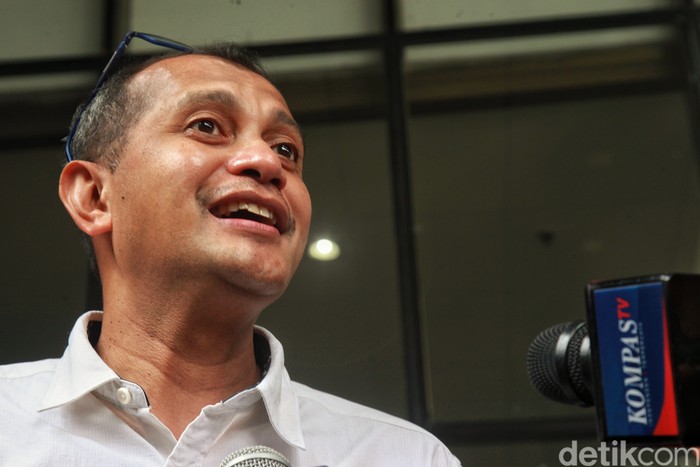 Wamenkumham Eddy Omar Syarif Hiariej berbicara kepada wartawan usai diperiksa KPK soal aduan gratifikasi senilai Rp 7 miliar yang dilayangkan oleh IPW.