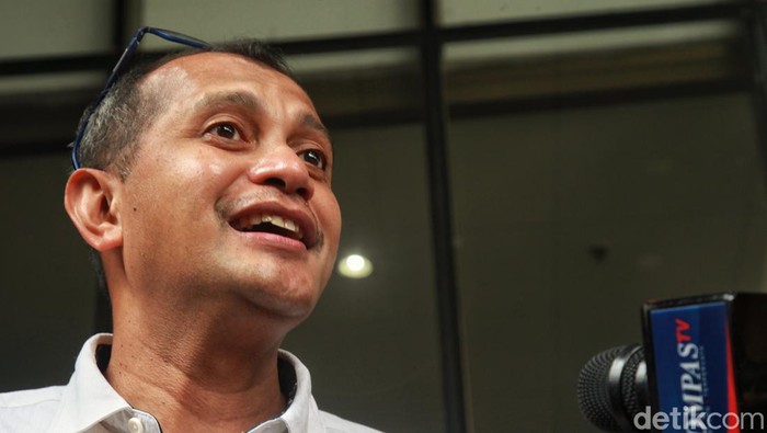 Wamenkumham Eddy Omar Syarif Hiariej berbicara kepada wartawan usai diperiksa KPK soal aduan gratifikasi senilai Rp 7 miliar yang dilayangkan oleh IPW.