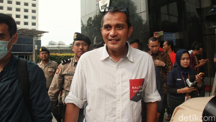 Wamenkumham Eddy Omar Syarif Hiariej berbicara kepada wartawan usai diperiksa KPK soal aduan gratifikasi senilai Rp 7 miliar yang dilayangkan oleh IPW.